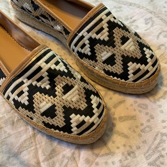 INC Caleyy 6 Black Gold Espadrilles Slip Ons 8.5 - Picture 2 of 7